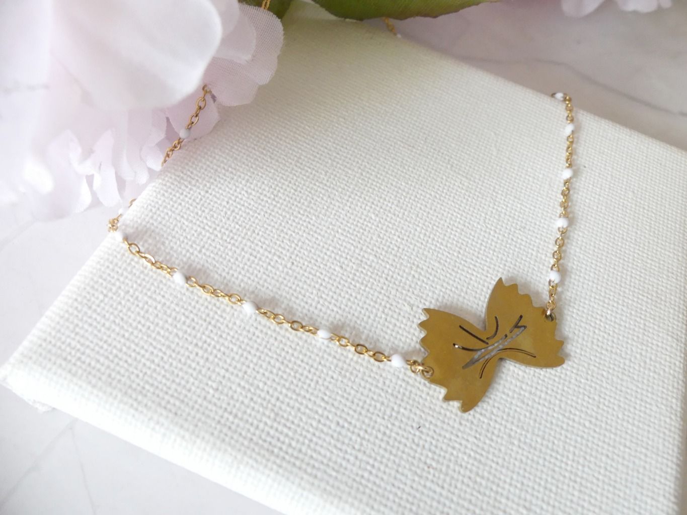 collier_de_nouilles_farfale_en_acier_blanc_et_dore2.jpg