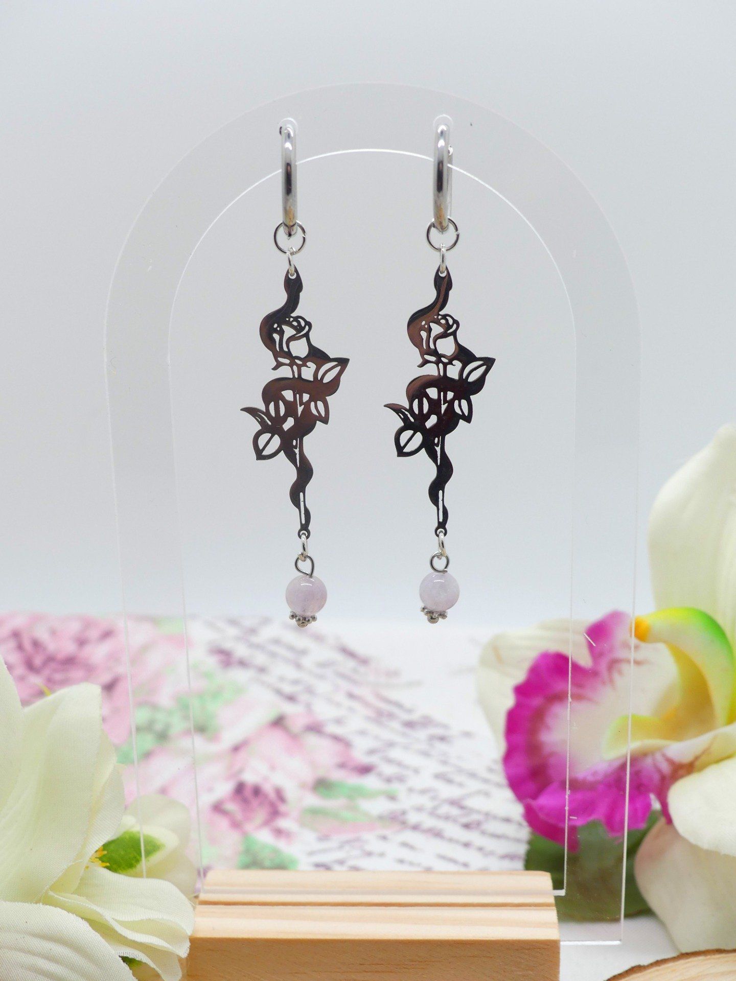 Boucles d'oreilles quartz rose en acier avec son serpent et sa rose