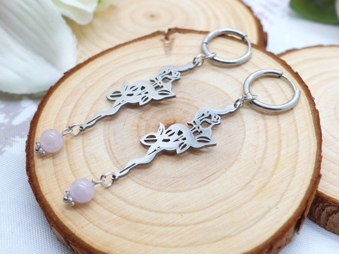 Boucles d'oreilles quartz rose en acier avec son serpent et sa rose