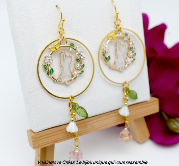 Boucles d'oreilles pendantes doré et chats blancs