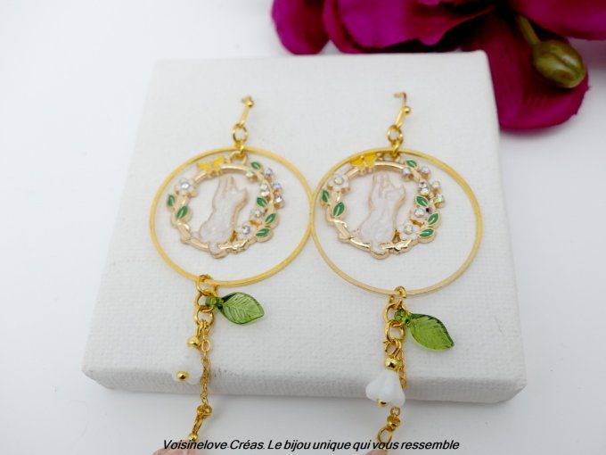 Boucles d'oreilles pendantes doré et chats blancs