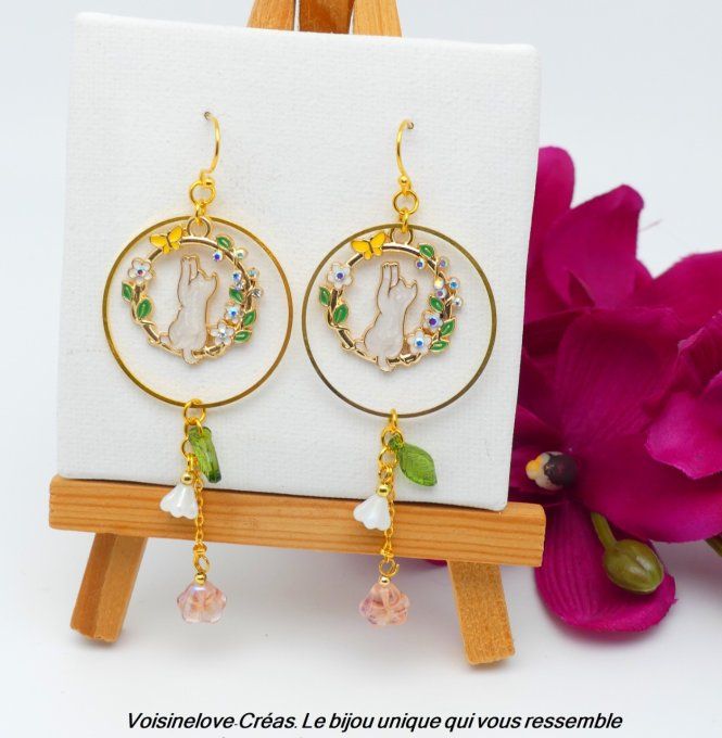 Boucles d'oreilles pendantes doré et chats blancs