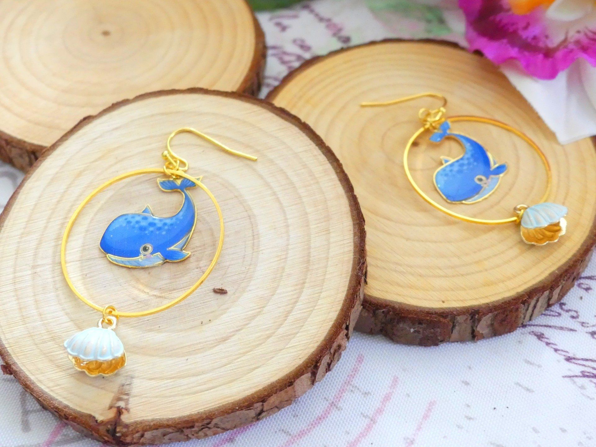 Boucles d'oreilles créoles doré kawaii mimie baleine