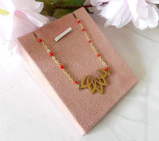 Collier lotus rouge en acier inxydable doré