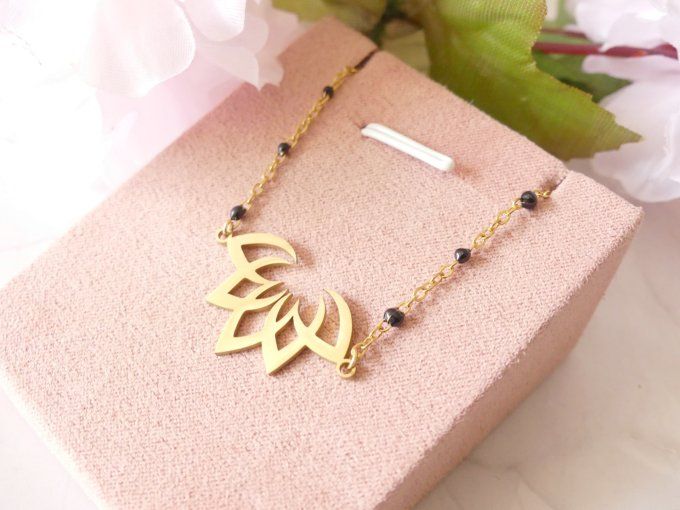 Collier lotus noir et doré en acier inoxydable