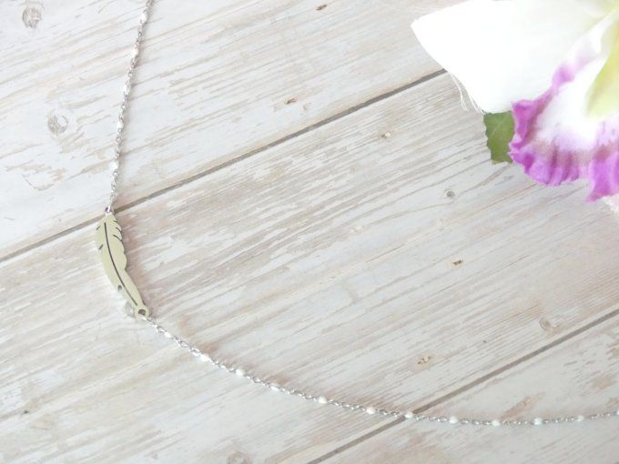 Collier court plume en acier inoxydable argen et blanc
