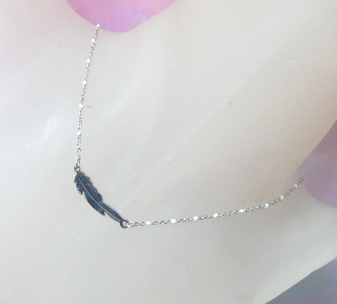 Collier court plume en acier inoxydable argen et blanc