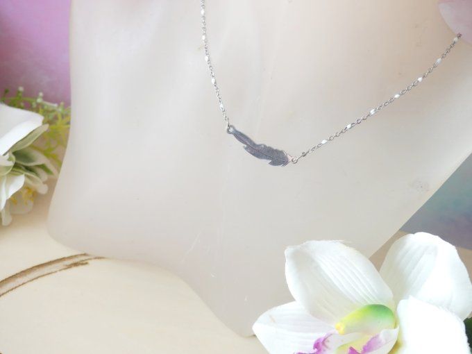 Collier court plume en acier inoxydable argen et blanc