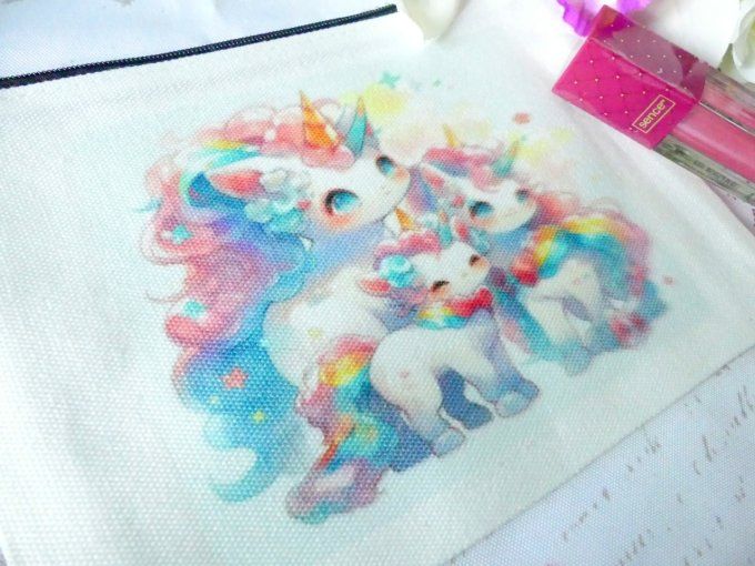 Trousse de toilette blanche et ses licornes